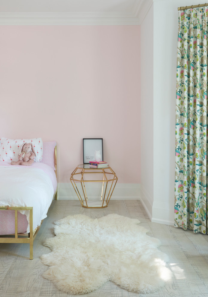 Cette image montre une grande chambre parentale design avec parquet clair et un mur rose.