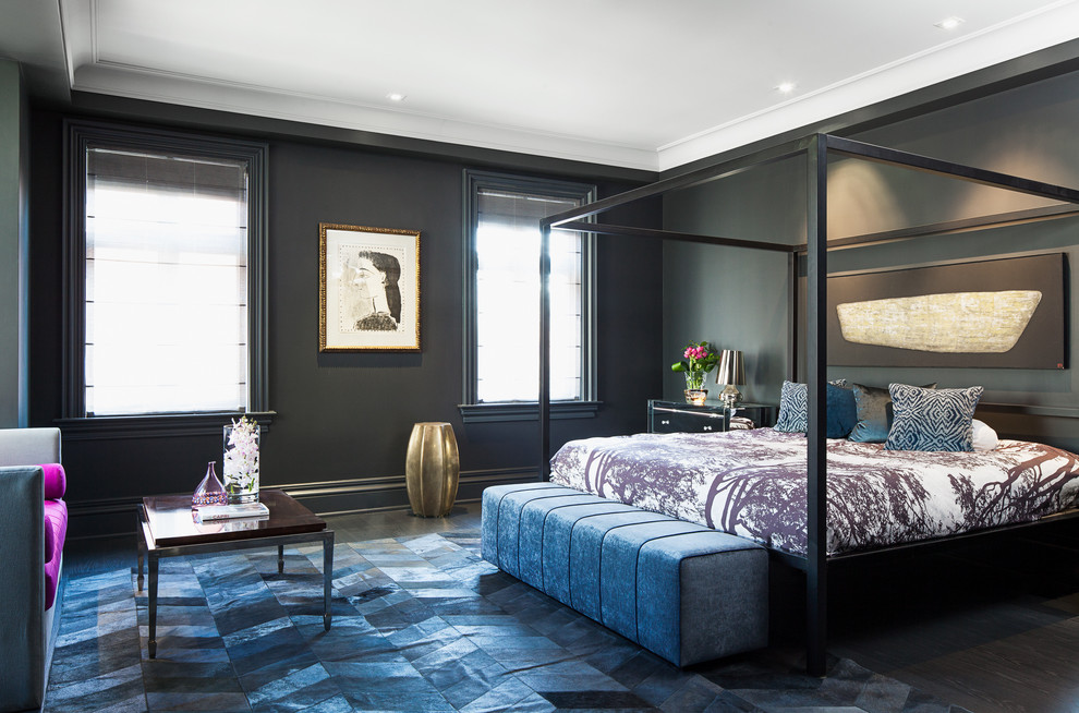 Пример оригинального дизайна: спальня в современном стиле с черными стенами и темным паркетным полом