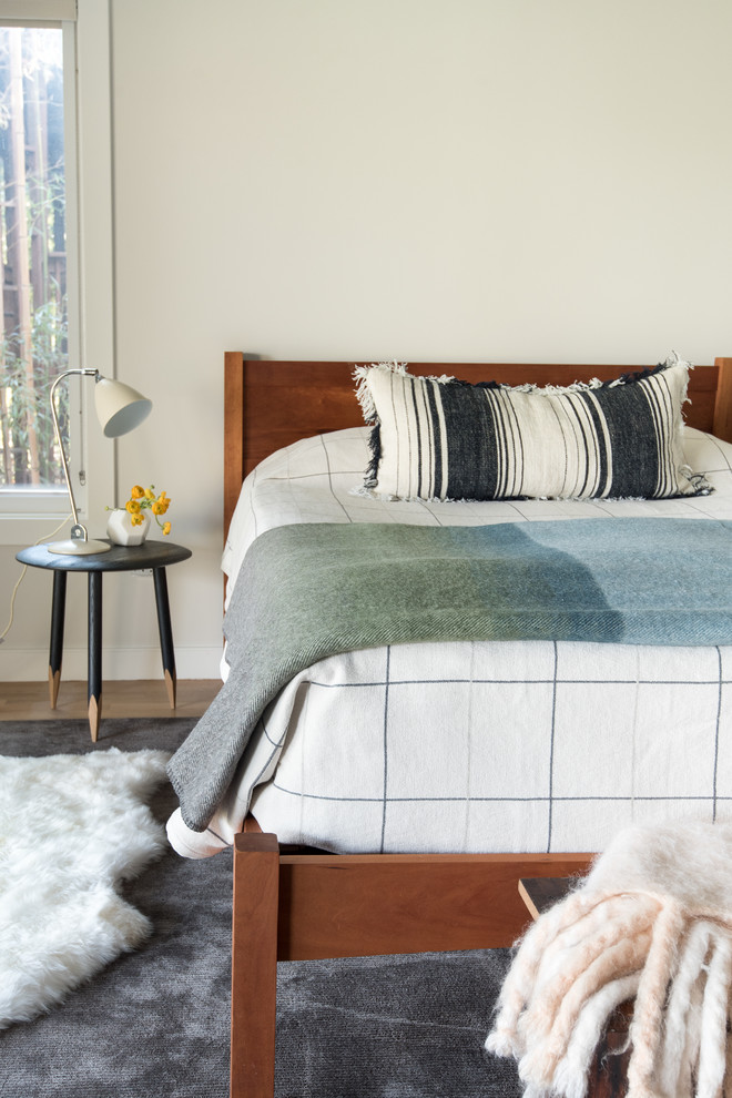 Свежая идея для дизайна: большая хозяйская спальня в стиле ретро с бежевыми стенами и ковровым покрытием без камина - отличное фото интерьера