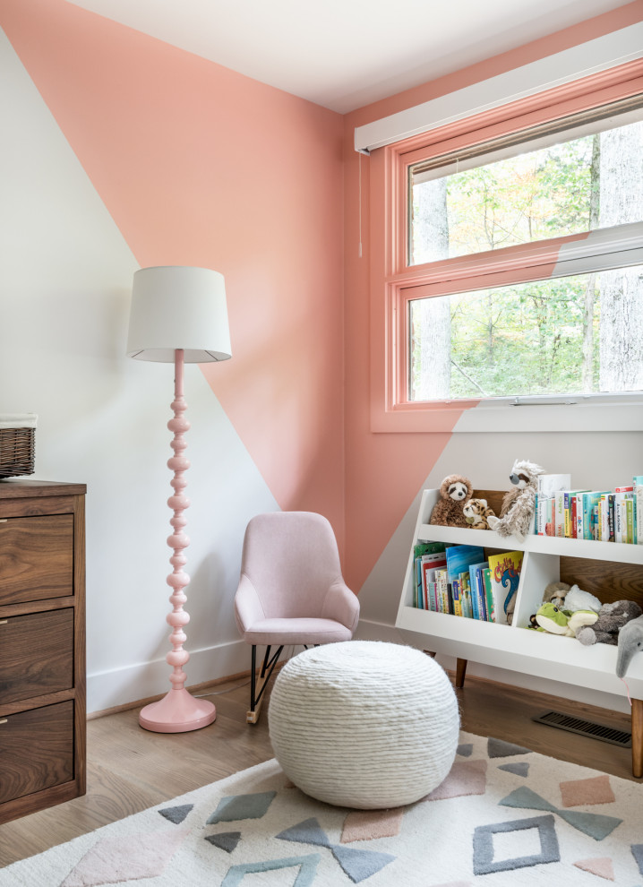Idée de décoration pour une chambre vintage de taille moyenne avec un mur rose et parquet clair.