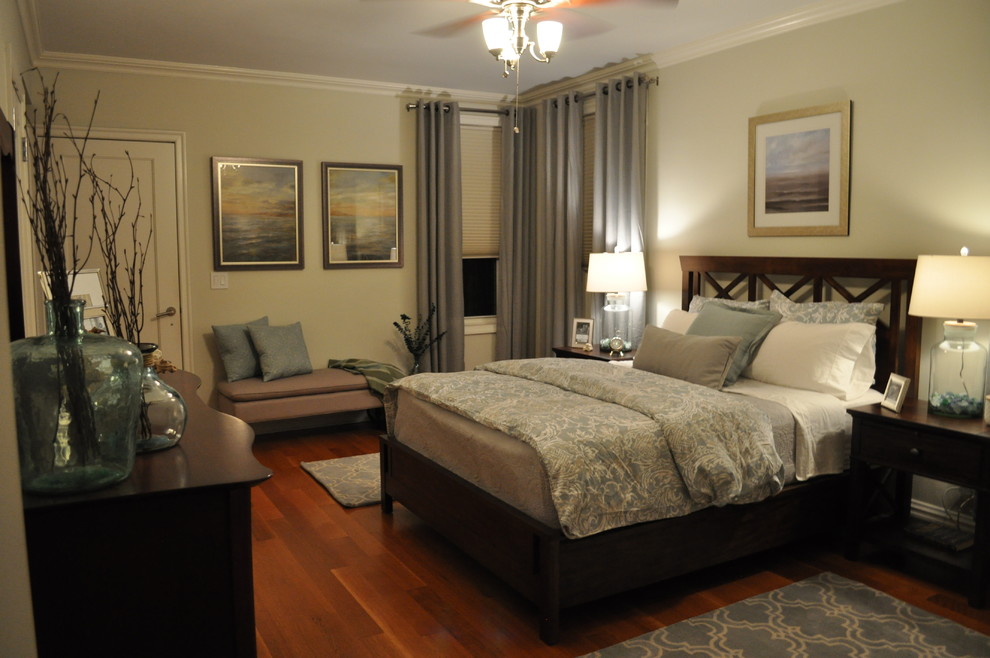 Пример оригинального дизайна: хозяйская спальня среднего размера в стиле неоклассика (современная классика) с бежевыми стенами и светлым паркетным полом без камина