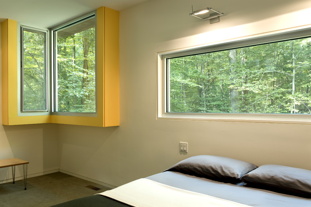 Idées déco pour une chambre contemporaine avec un mur beige.