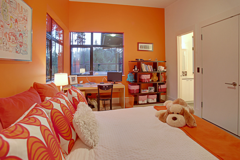 Ejemplo de dormitorio contemporáneo con parades naranjas y con escritorio