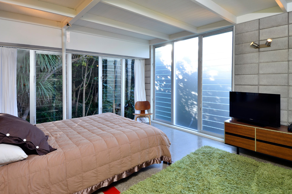Idee per una camera da letto minimalista con pareti grigie, pavimento in cemento e pavimento grigio