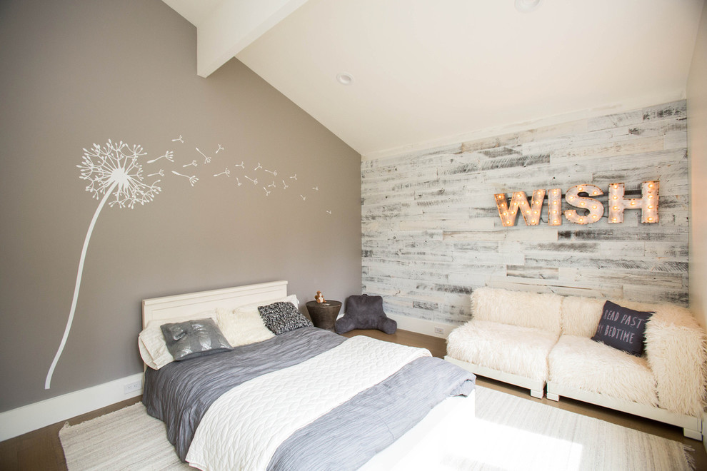 Modernes Schlafzimmer mit beiger Wandfarbe in Boston