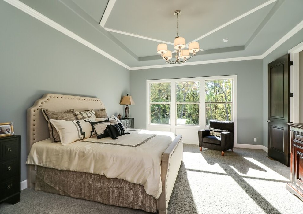 Foto de dormitorio tradicional renovado sin chimenea con paredes grises y moqueta
