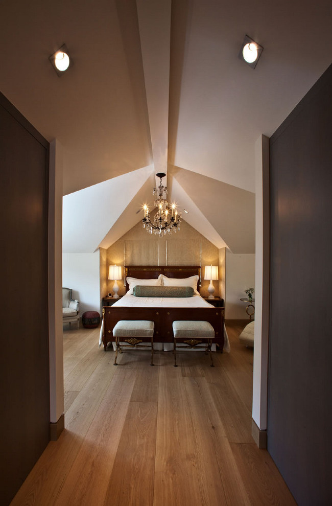Großes Klassisches Hauptschlafzimmer ohne Kamin mit weißer Wandfarbe, hellem Holzboden und beigem Boden in Sonstige
