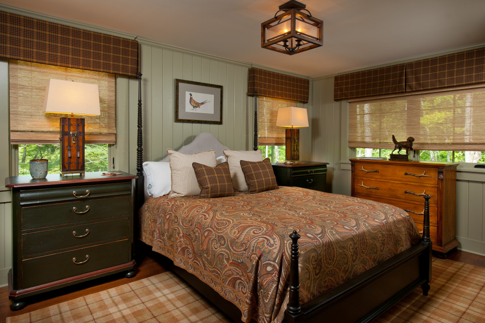 Ejemplo de habitación de invitados tradicional de tamaño medio sin chimenea con paredes verdes y suelo de madera en tonos medios