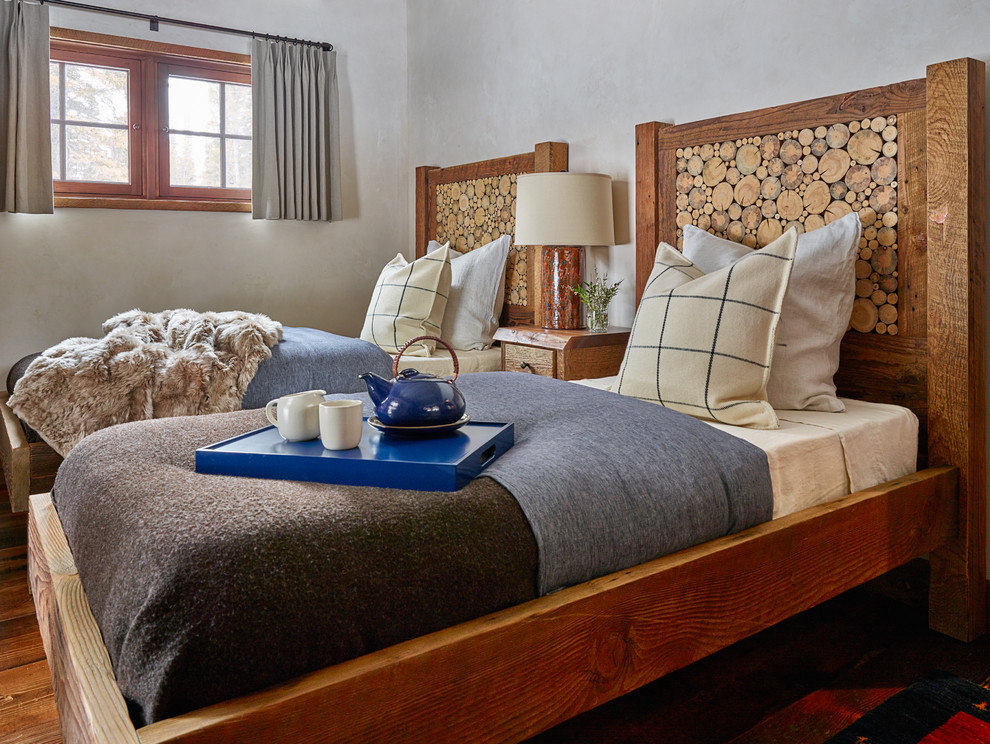 Rustikales Gästezimmer mit grauer Wandfarbe und braunem Holzboden in Sonstige