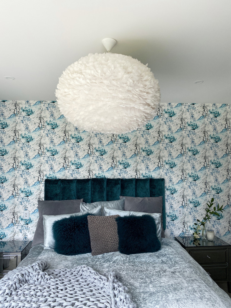 Свежая идея для дизайна: хозяйская спальня в современном стиле с синими стенами, ковровым покрытием и коричневым полом - отличное фото интерьера