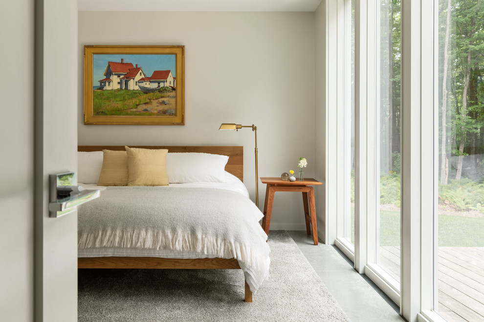 ポートランド(メイン)にあるカントリー風のおしゃれな寝室 (ベージュの壁、コンクリートの床、グレーの床) のレイアウト