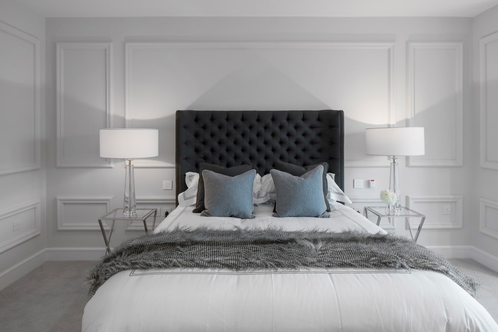 Idéer för mellanstora vintage sovrum, med vita väggar, heltäckningsmatta och grått golv