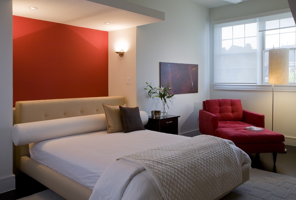 Immagine di una camera da letto minimalista con pareti rosse