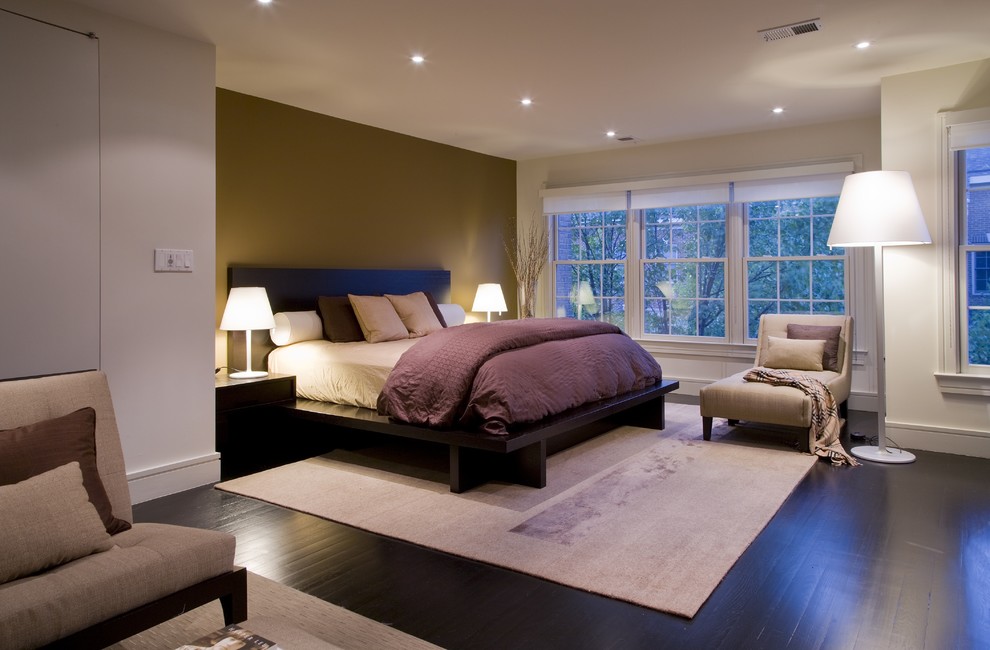 ワシントンD.C.にあるトラディショナルスタイルのおしゃれな寝室 (ベージュの壁、濃色無垢フローリング、黒い床) のレイアウト
