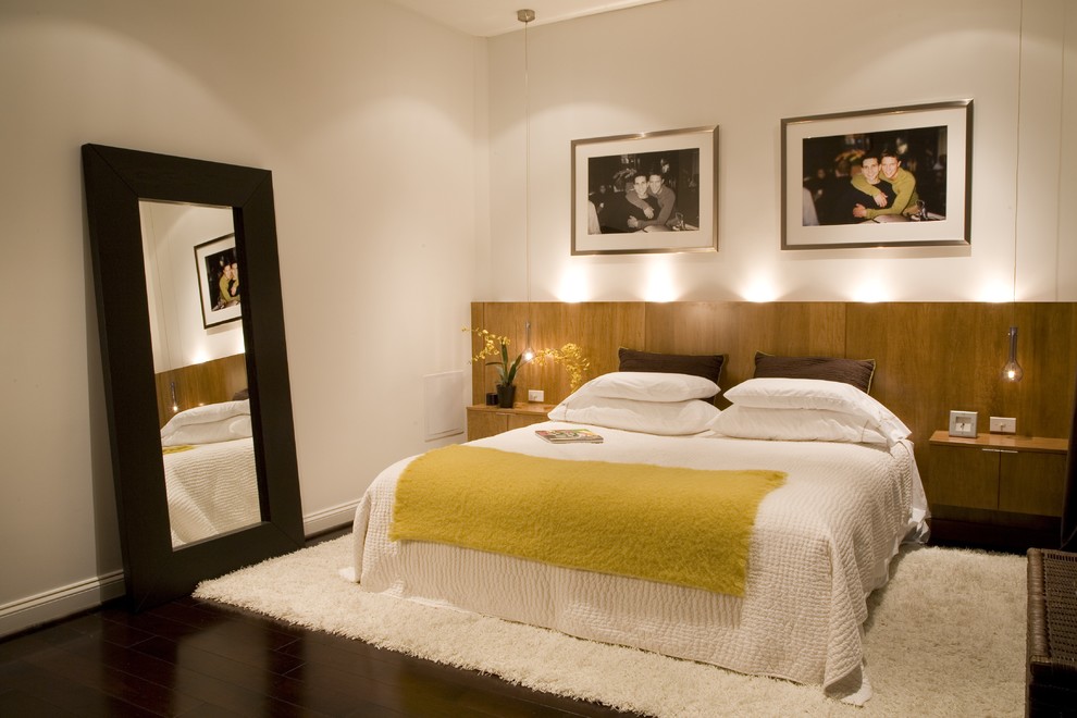 Идея дизайна: спальня в современном стиле с белыми стенами и темным паркетным полом