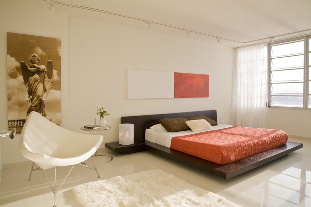 Cette image montre une chambre minimaliste avec un sol blanc.