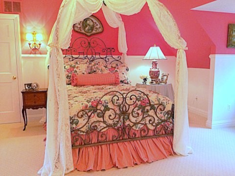 Idee per una camera degli ospiti tradizionale di medie dimensioni con pareti rosa, moquette e nessun camino