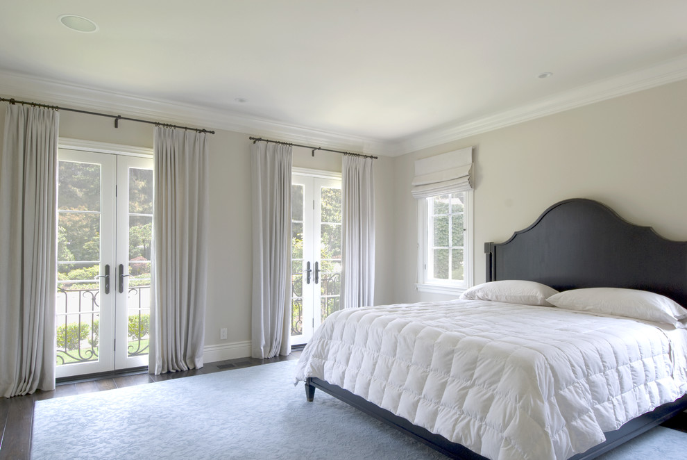 Klassisches Schlafzimmer ohne Kamin mit beiger Wandfarbe und dunklem Holzboden in San Francisco