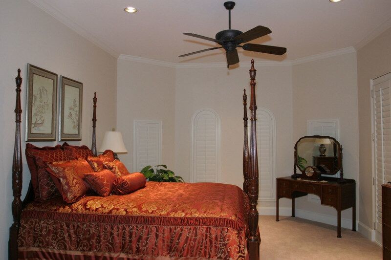 ヒューストンにある地中海スタイルのおしゃれな寝室のレイアウト