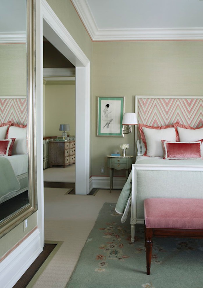 Immagine di una camera degli ospiti classica con pareti verdi, moquette e pavimento verde