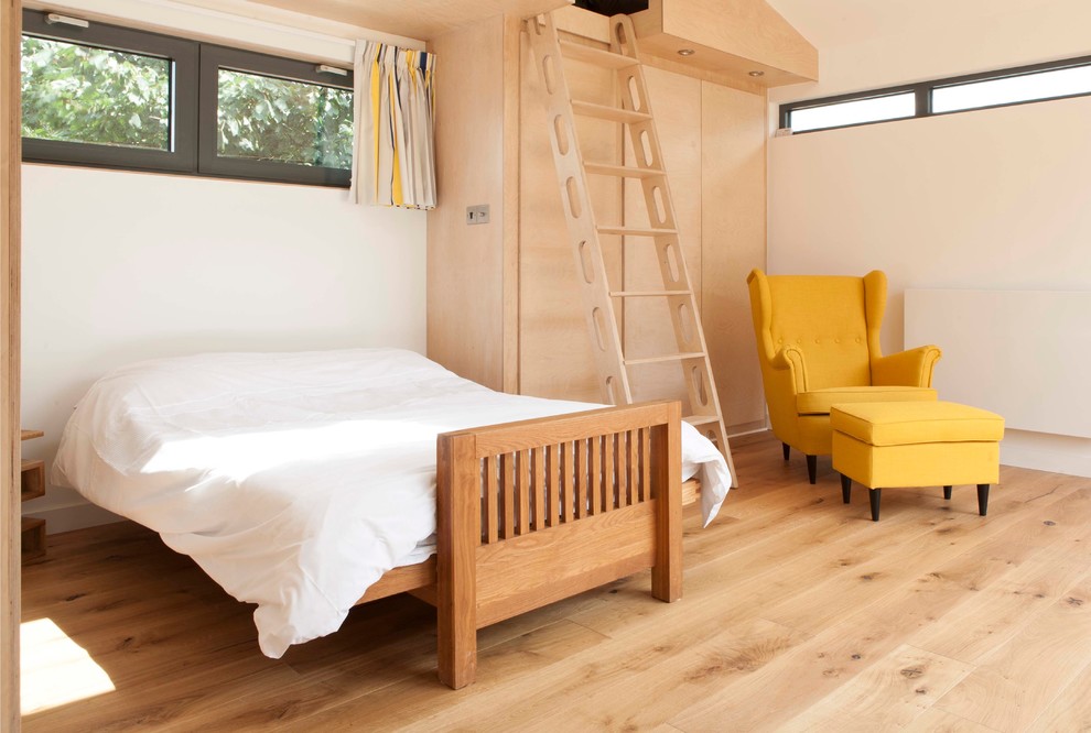 Danish light wood floor bedroom photo in Other with white walls and no fireplace