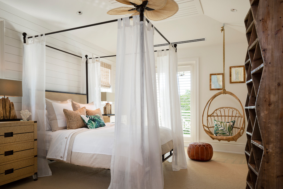 Foto di una camera da letto costiera con pareti bianche, moquette e pavimento beige