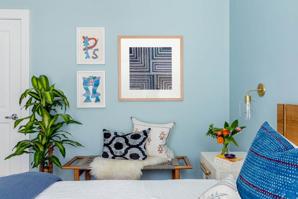 Cette image montre une chambre parentale design avec un mur bleu.