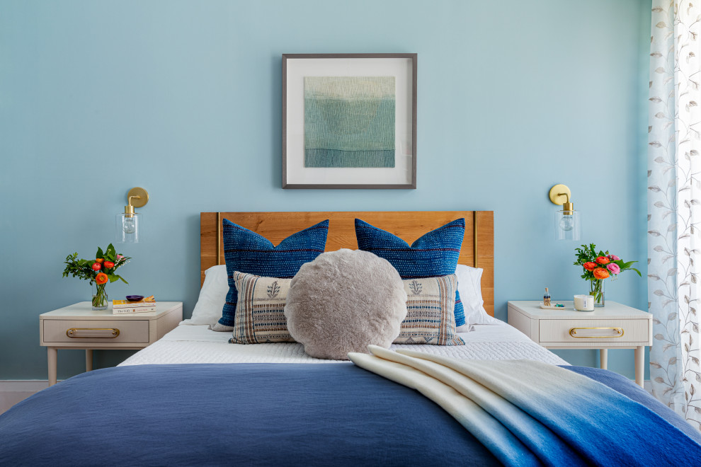 Diseño de dormitorio principal contemporáneo con paredes azules
