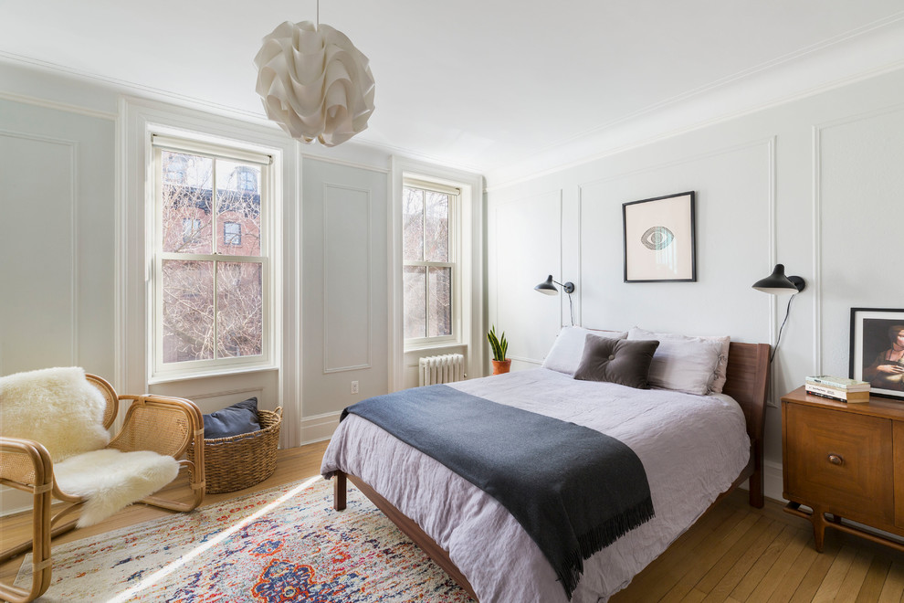 Идея дизайна: хозяйская спальня среднего размера в стиле неоклассика (современная классика) с серыми стенами, светлым паркетным полом и коричневым полом без камина