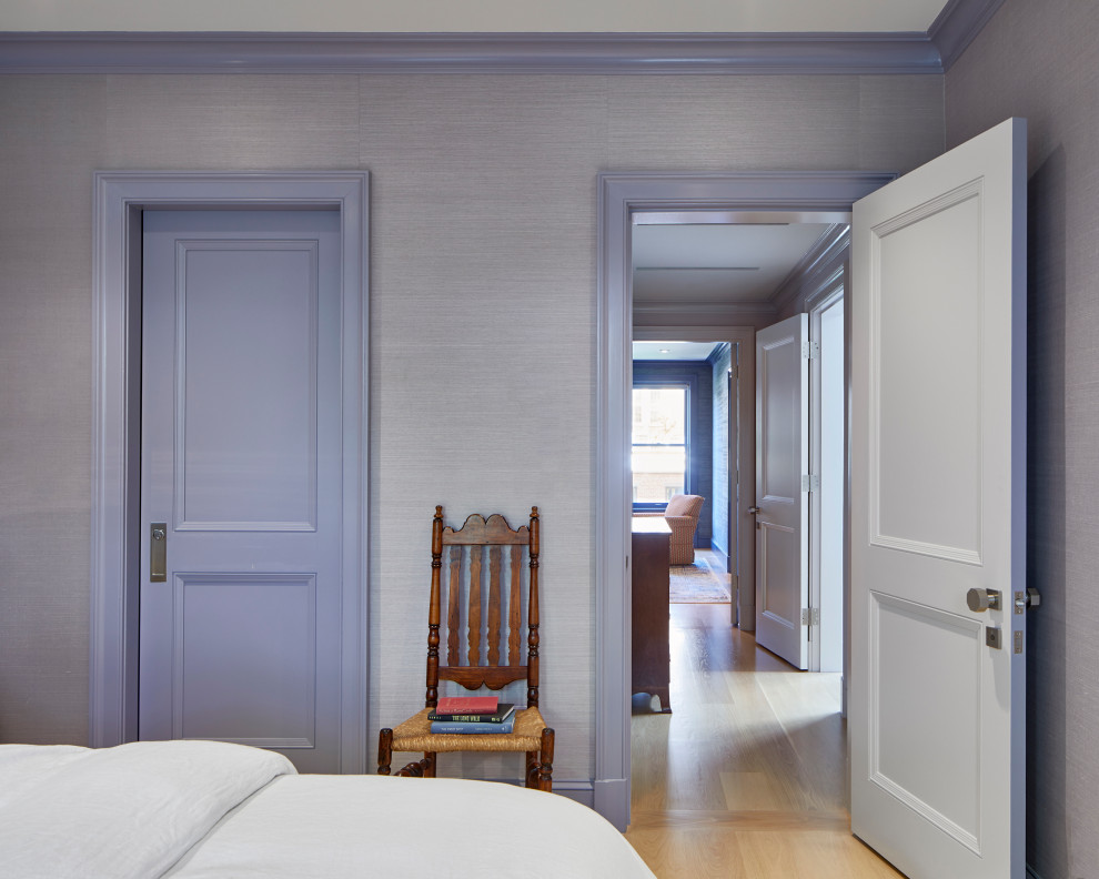 Modernes Hauptschlafzimmer mit lila Wandfarbe und hellem Holzboden in New York
