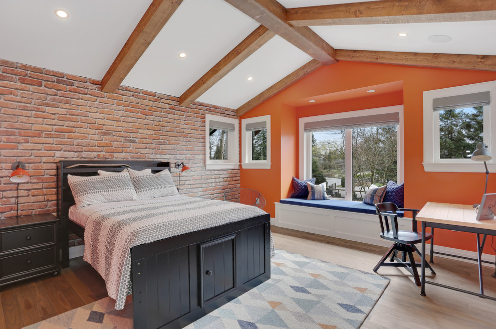 Immagine di una grande camera degli ospiti american style con pareti arancioni, parquet chiaro, nessun camino e pavimento marrone