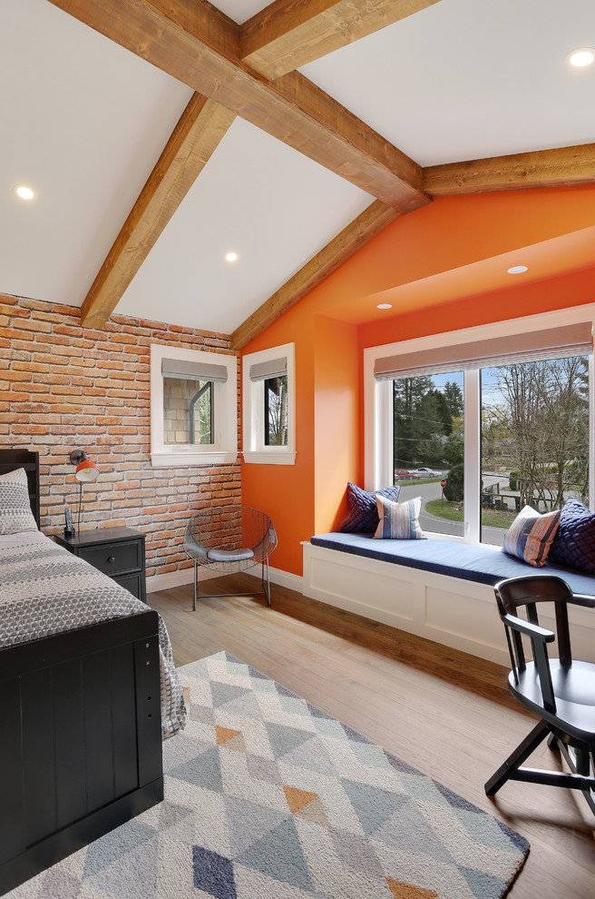 Idee per una grande camera degli ospiti american style con pareti arancioni, parquet chiaro, nessun camino e pavimento marrone