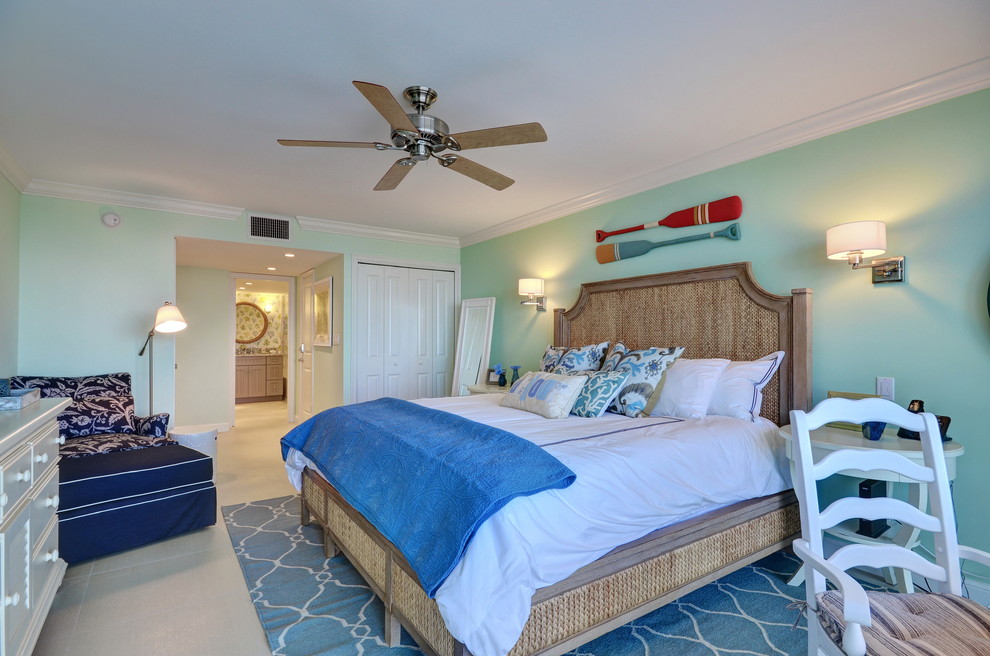 マイアミにある小さなビーチスタイルのおしゃれな主寝室 (緑の壁、磁器タイルの床) のレイアウト