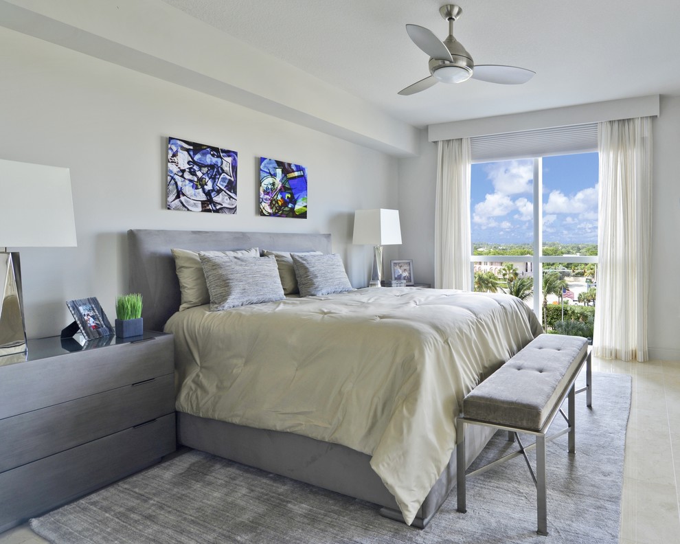 Идея дизайна: гостевая спальня (комната для гостей) в стиле неоклассика (современная классика) с серыми стенами и мраморным полом