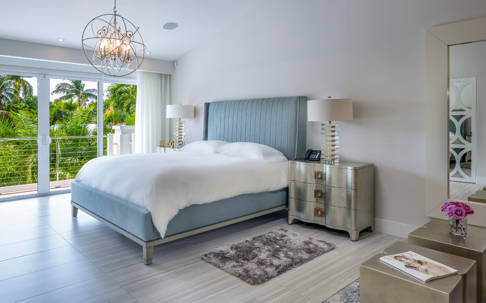 Großes Modernes Hauptschlafzimmer ohne Kamin mit weißer Wandfarbe und hellem Holzboden in Miami