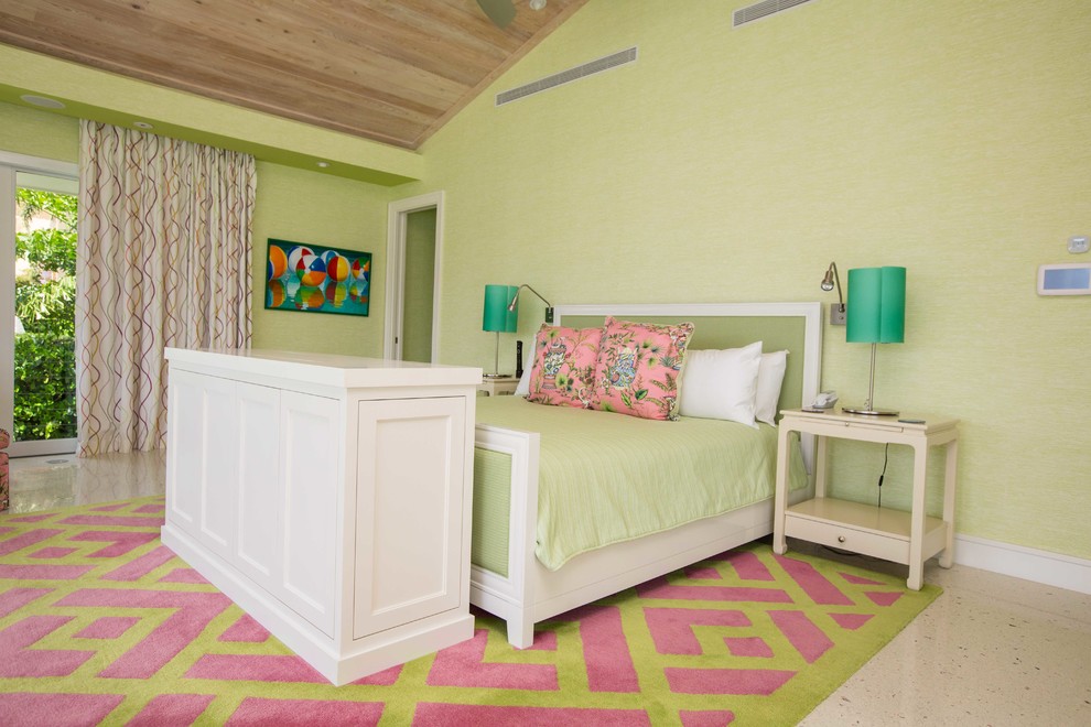 Modelo de dormitorio principal exótico con paredes verdes