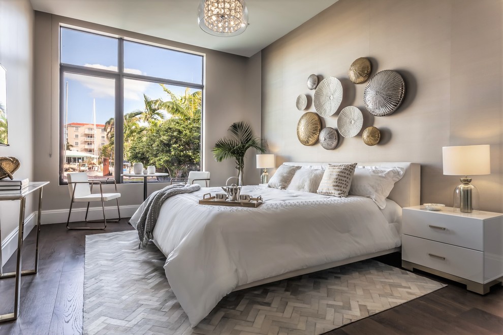 Foto di una camera da letto contemporanea con pareti grigie, parquet scuro e pavimento marrone