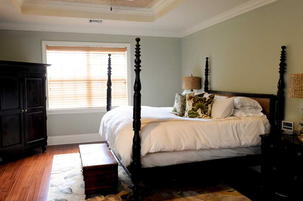 Imagen de dormitorio principal exótico con paredes verdes y suelo de madera en tonos medios