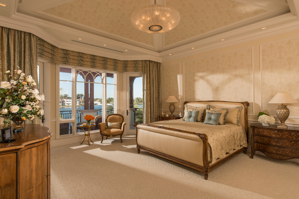 Großes Klassisches Hauptschlafzimmer mit beiger Wandfarbe und Teppichboden in Miami