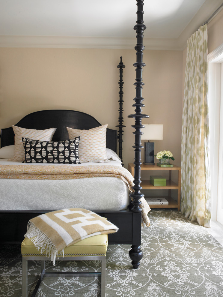 Пример оригинального дизайна: гостевая спальня среднего размера, (комната для гостей) в средиземноморском стиле с бежевыми стенами, полом из керамической плитки и белым полом без камина