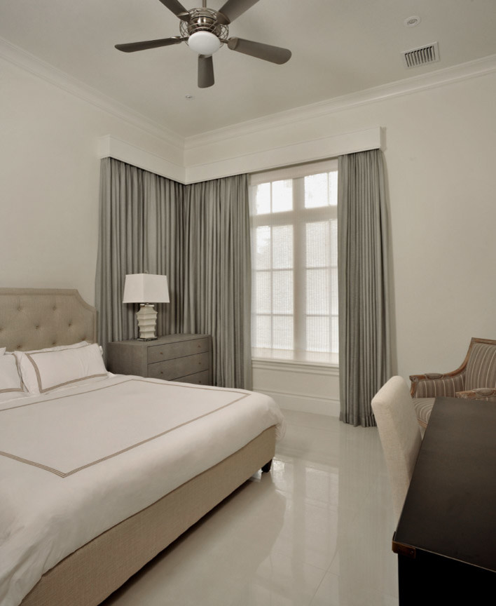 マイアミにある中くらいなトランジショナルスタイルのおしゃれな客用寝室 (白い壁、大理石の床、暖炉なし、ベージュの床) のレイアウト