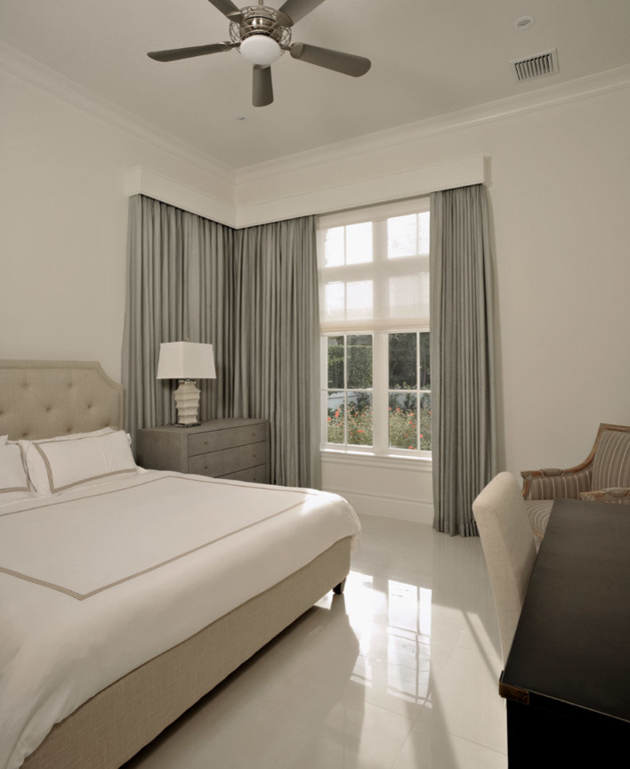 Ejemplo de habitación de invitados tradicional renovada de tamaño medio sin chimenea con paredes blancas, suelo de mármol y suelo beige