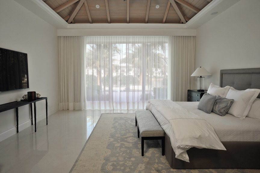 Источник вдохновения для домашнего уюта: большая хозяйская спальня в современном стиле с белыми стенами, мраморным полом и бежевым полом без камина