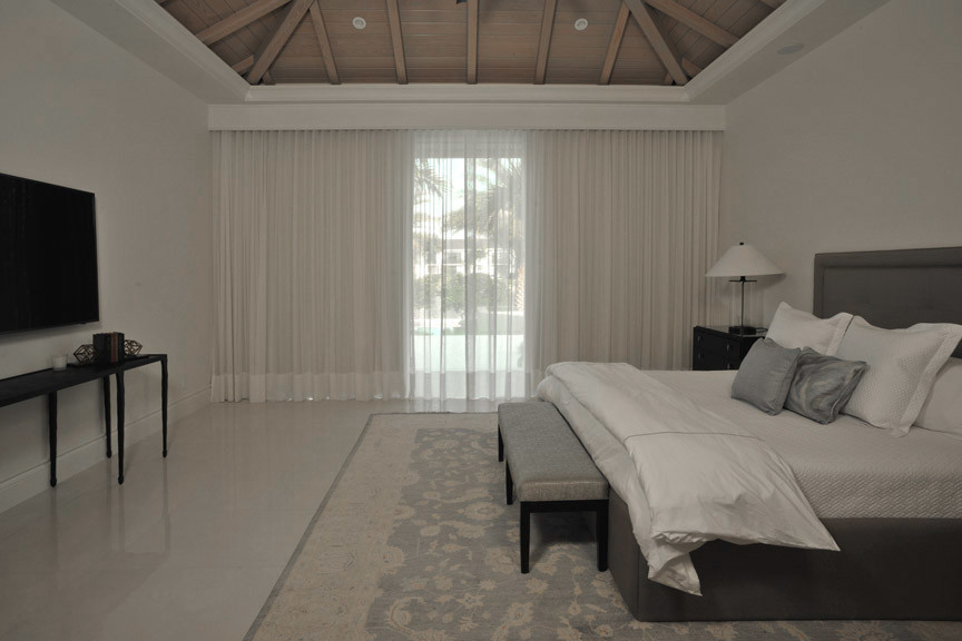 Foto de dormitorio principal contemporáneo grande sin chimenea con paredes blancas, suelo de mármol y suelo beige
