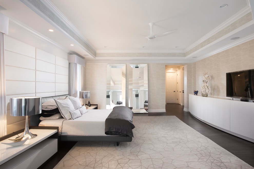 Modernes Hauptschlafzimmer ohne Kamin mit beiger Wandfarbe und dunklem Holzboden in Miami