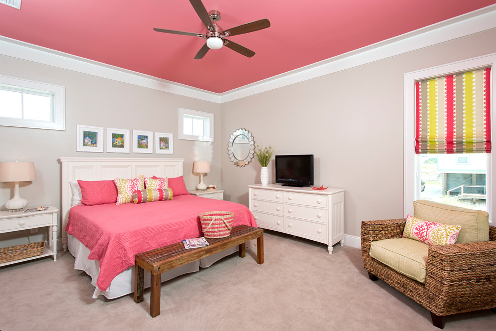 Aménagement d'une chambre grise et rose contemporaine avec un mur gris.