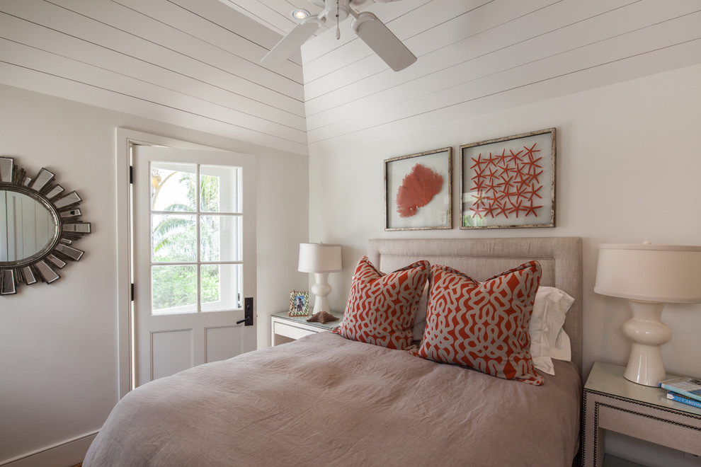 Ispirazione per una camera da letto stile marino con pareti beige