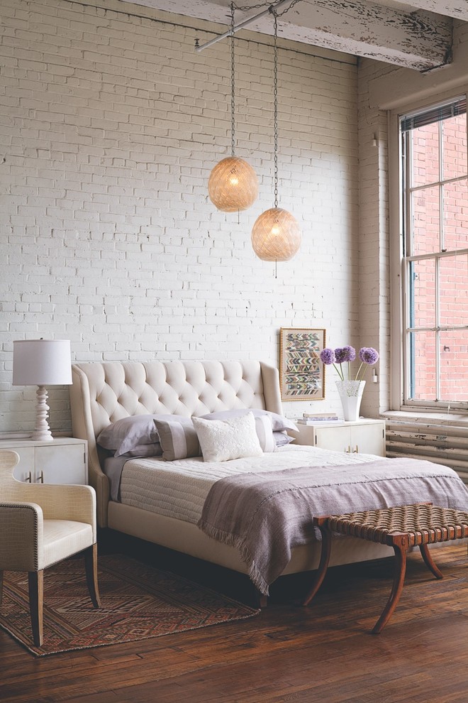 Mittelgroßes Industrial Hauptschlafzimmer ohne Kamin mit weißer Wandfarbe, dunklem Holzboden und braunem Boden in Boston