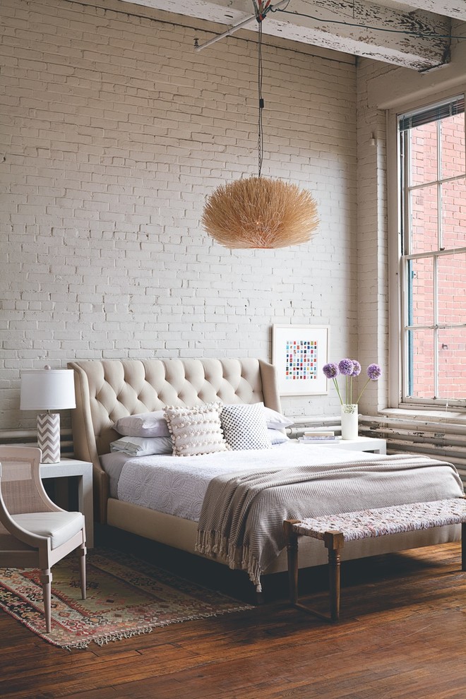 ボストンにある中くらいなインダストリアルスタイルのおしゃれな主寝室 (白い壁、無垢フローリング、暖炉なし、茶色い床、照明) のインテリア