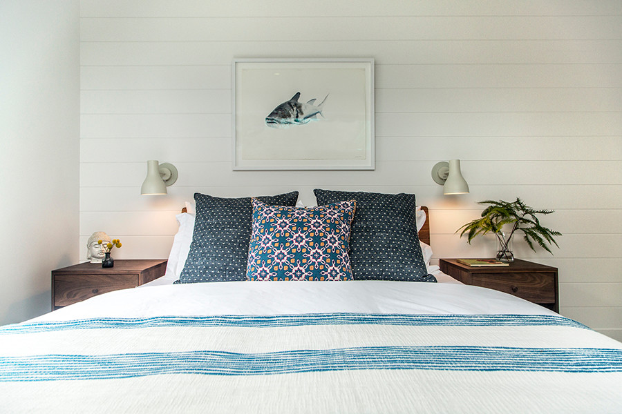 Immagine di una piccola camera degli ospiti costiera con pareti bianche e parquet chiaro